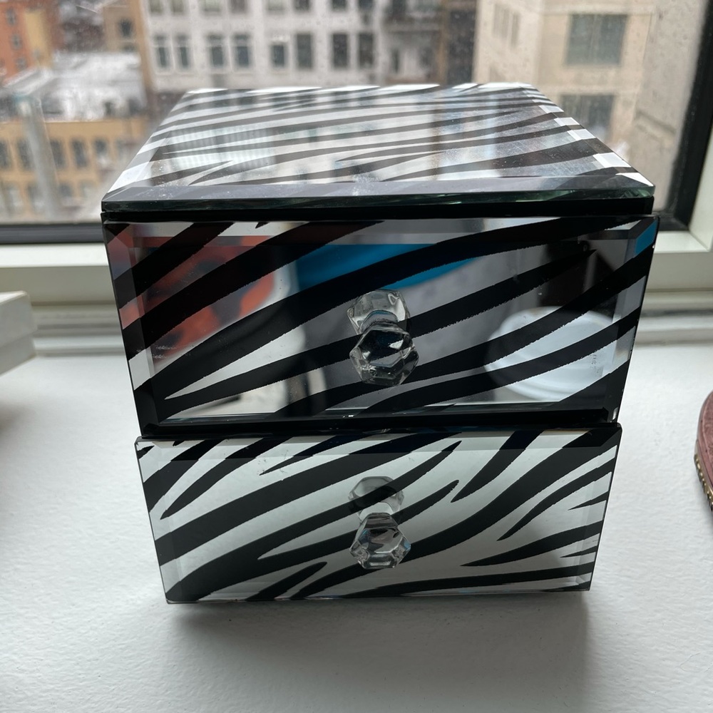 Jewelry box